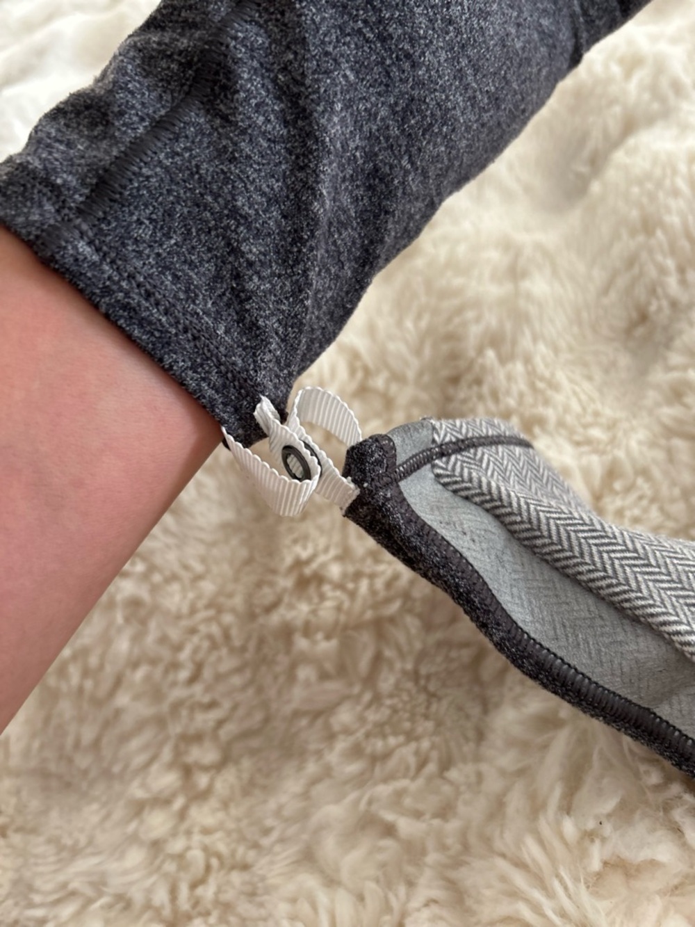 Lululemon Run With Me Gloves in Heathered Herringbone White Slate. - Picture 10 of 12